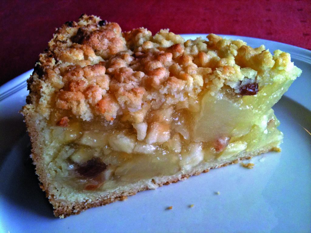 die Original Eifeler Apfel-Schnaps-Mandel-Rosinen-Torte ist sehr beliebt