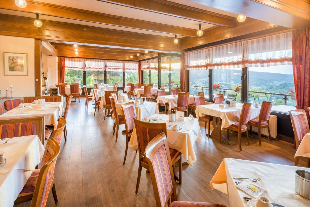 liebevoll gedeckte Tische im Restaurant Bellevue